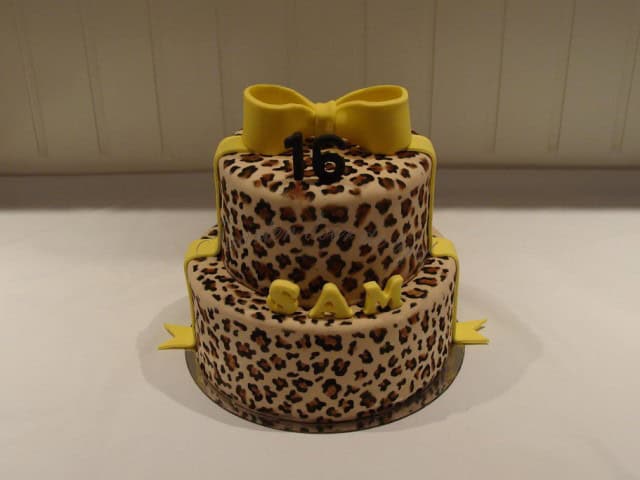 Panter taart met gele strik